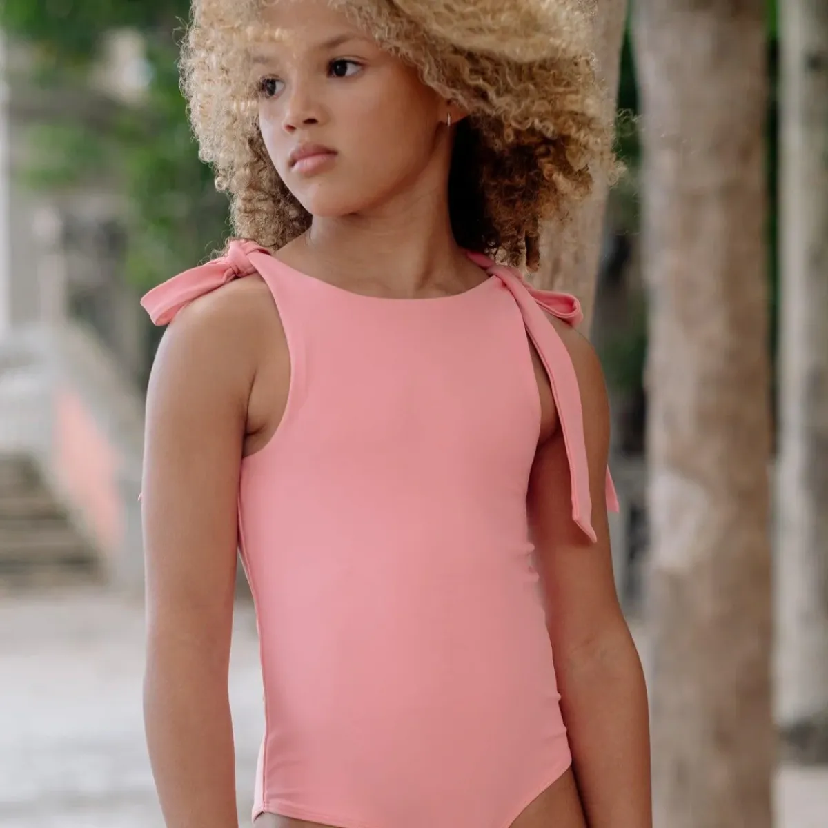 minnow_x_fanm_mon_girls_h_3-1.webp minnow Rashguards< X Fanm Mon Girl's Hibiscus Tie Knot One Piece Coconut Grove White